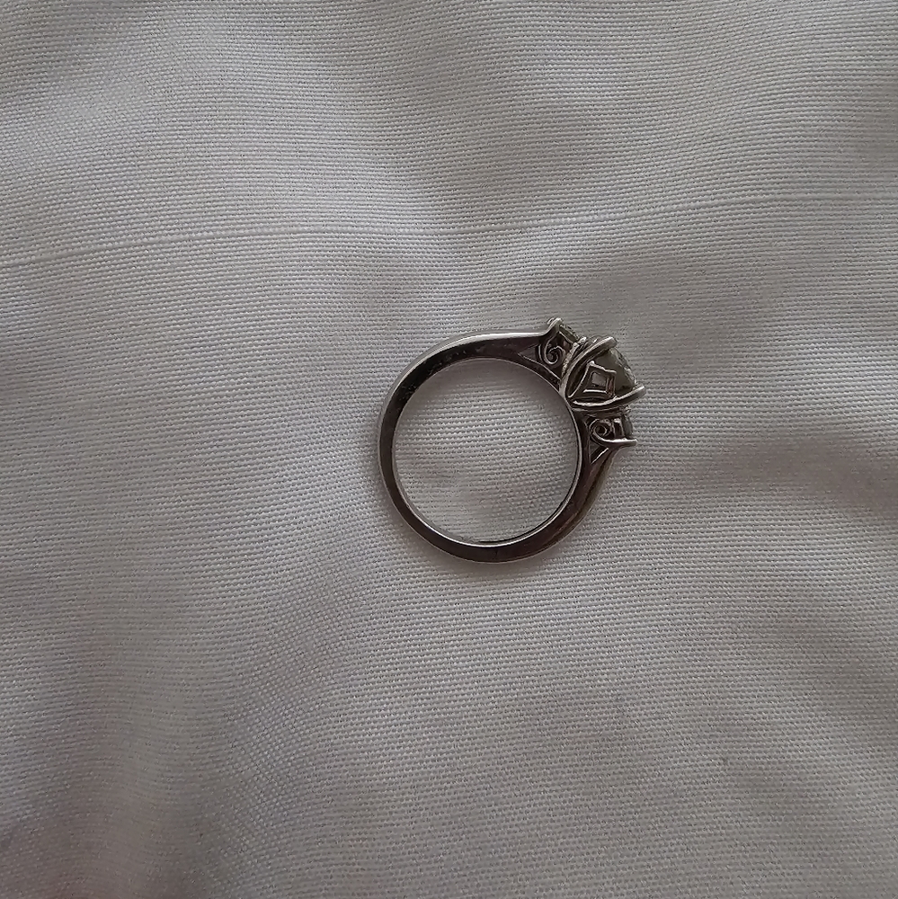 Moissanite 3-stone engagement ring - Picture 3 of 3